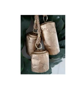 Campanas de vaca de latón rústico con asas de cuerda gruesa ideales para decoración de cercas de jardín ajustes espirituales o decoración de estilo Boho - Product Image 6