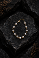 Bracelet en perles de coquillage enveloppées de fil de laiton |   Bracelet en chaîne de perles artisanal doré