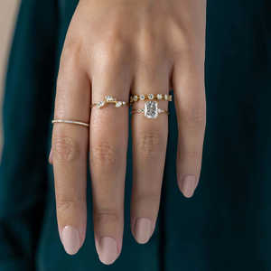 Anillo de compromiso de moissanita de cinco piedras de corte radiante elegante y lujoso Tipo de producto de gama alta - Product Image 2