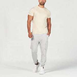 T-shirt à col rond beige de style minimaliste pour hommes, manches raglan coupe ajustée, extensible et souple, confort au quotidien, tenue décontractée, logo à l'avant. - Product Image 5