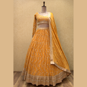 La mayoría de la venta de ropa étnica y accesorios de color naranja claro Georgette Lehenga con rico trabajo para todas las ocasiones del proveedor de la India - Product Image 2