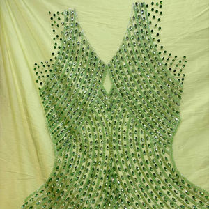 Tissu de broderie en cristal vert de luxe, orné de perles à la main, pour robes de soirée - Product Image 1