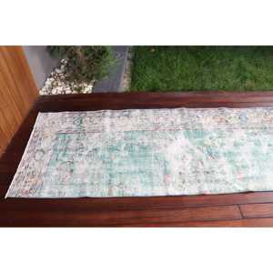 Alfombra Turca Vintage de 2.8x8.3 pies, Alfombra de Lana con Borde Azul - Product Image 5