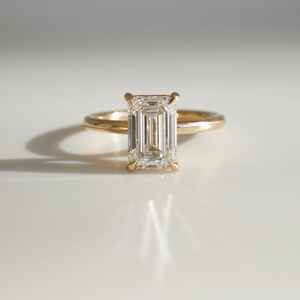 Bague de fiançailles en diamant Moissanitem taille émeraude de 2.03 ct en or massif 18 carats serti de solitaire bague classique pour femme - Product Image 1