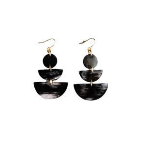 Boucles d'oreilles élégantes et légères en corne de vache de buffle pour femmes, bijoux chrétiens faits à la main, cadeau d'anniversaire parfait en forme de papillon - Product Image 3