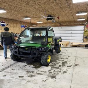 Vehículo utilitario John Deere Gator XUV560 diseñado para trabajos exigentes y viajes suaves, con ingeniería de calidad premium. - Product Image 1