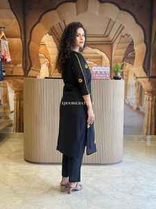 Conjunto de bordado de algodón de 2 piezas conjunto con un solo bolsillo en el pantalón para fiesta de oficina ropa casual conjunto de algodón Premium - Product Image 2