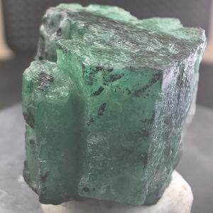 Gema de Brillo Natural, Cristal de Esmeralda Swat, 27 Quilates |   Espécimen de Esmeralda Verde Cruda con Corte Hexagonal |   Valle de Swat, Pakistán |   Colector - Product Image 2