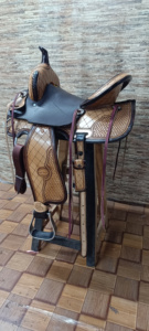 Silla de Montar para Caballo de Cuero Genuino Premium, Hecha a Mano, de Diseño, Duradera y Cómoda, Estilo Western/Inglés, con Detalles en Madera/Plástico y Acero Inoxidable - Product Image 2