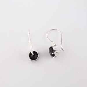 Pendientes de Plata con Piedra Redonda Pequeña de Ónix Negro, Hechos a Mano, Chapados en Oro, Regalo para el Día de San Valentín para Esposa o Novia - Product Image 4