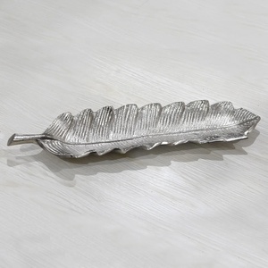 Bandeja de servicio martillada brillante de acero inoxidable de diseño minimalista, bandeja de servicio decorativa para comedor con asas - Product Image 4