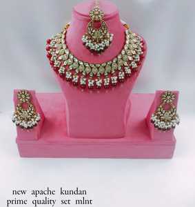 Collier ras du cou indien fantaisie traditionnel et à la mode couleur or Kundan perle boucles d'oreilles ensemble avec Mangtikka pour femmes et filles - Product Image 2