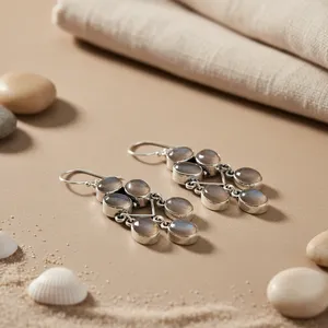 Boucles d'oreilles pendantes en or plaqué, perles vintage et diamants, pour les mariages et les fêtes des femmes - Product Image 1