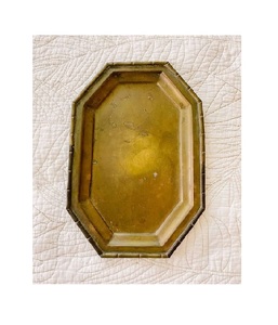 ถาดเสิร์ฟโลหะทองเหลืองคุณภาพพรีเมียม งานแฮนด์เมด ขัดเงาสีทอง ปรับแต่งขนาดและรูปทรงได้ ของตกแต่งสไตล์โบราณสำหรับห้องครัว - Product Image 1