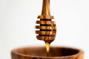 Cuillère à miel en bois de hêtre avec design rainuré pour un saupoudrage fluide, cuillère à miel en bois pour enfants, utilisation sûre pour le saupoudrage de miel - Product Image 4