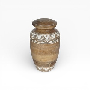 Urna Funeraria de Madera Artesanal con Detalle de Hojas Talladas, Textura Rústica y Diseño Conmemorativo Tradicional - Product Image 6