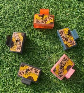 Nouvel arrivage Mini pinces à cheveux occidentales élégantes faites à la main en cuir gravé Mini pinces à cheveux en cuir Accessoires de cheveux pour femmes - Product Image 1