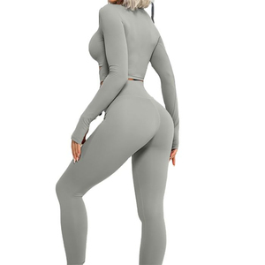 Conjunto de yoga para mujer con mallas y pantalones cortos de cintura alta con logotipo frontal tejido elástico transpirable - Product Image 2