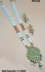 Conjunto de pendientes de collar de perlas de Gargantilla Kundan de tono dorado tradicional y de moda de lujo indio con Mangtikka para mujeres y niñas - Product Image 2