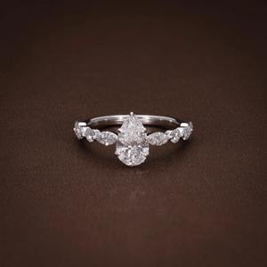 Anillo de Eternidad con Diamante de Laboratorio en Forma de Pera de 0.71 Quilates, Claridad F VVS1 VVS2, Certificado IGI, Diseño Moderno, Apilable, Regalo de Aniversario - Product Image 5