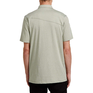 Camiseta de golf transpirable para hombre al por mayor, con logo bordado personalizado, de lona, antiarrugas, con bolsillo, de manga corta, de punto. - Product Image 2