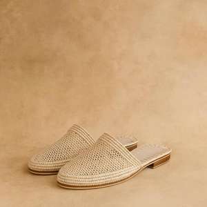 Vente en gros de pantoufles et sandales marocaines en raphia faites à la main, chaussures tissées écologiques pour femmes et hommes, fournisseur direct de commandes en gros - Product Image 1