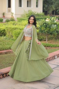 Conjunto de Lehenga y Choli para Novia, Diseño Exclusivo con la Mejor Combinación de Colores, Multicolor, para Bodas y Fiestas, en Algodón, Seda y Piel Sintética Reversible - Product Image 2