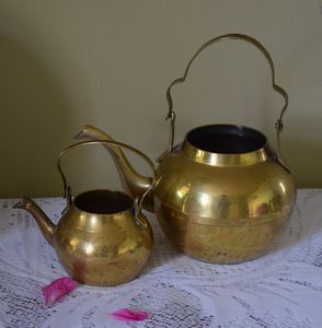 Bouilloire à thé en laiton au look classique pour la préparation quotidienne du thé, avec une poignée confortable et une forme élégante - Product Image 2