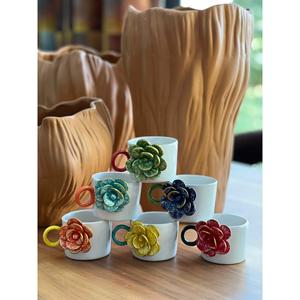 Tazza di rosa arancione con sottobicchiere