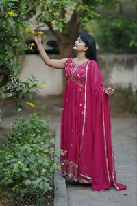 Nouvelle collection de robes de créateur indien Tissus en fausse georgette avec broderie pour femmes Vêtements de mariage - Product Image 3