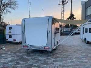 Caravane blanche tout-terrain 4x4 en aluminium avec salle de bain, cuisine et lit. - Product Image 5