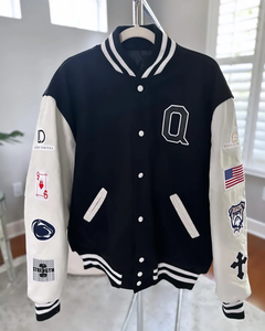 เสื้อแจ็คเก็ตเบสบอลแบบวาร์ซิตี้สำหรับผู้ชายสไตล์โรงเรียนมัธยมปลาย ตกแต่งด้วยผ้าปะติดปะต่อ ตัวอักษรปัก โลโก้ปัก 3 มิติ  วัสดุหนังและผ้าขนสัตว์ ให้ความอบอุ่นในฤดูหนาว - Product Image 1