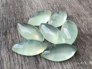 ลาวีรา โฮลเซล หินควอตซ์เพรนไนต์สีเขียว รับรองโดย IGI รูปทรงมาร์คีส์ หลังแบน ขนาด 8 มม. ขนาดปรับเทียบแล้ว หินธรรมชาติแบบเม็ดเดี่ยว - Product Image 2