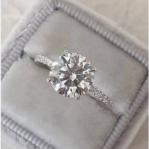 Bague solitaire en diamant Moissanite coupe ronde de 2.07 carats avec halo caché et demi-bracelet d'éternité de 1.8mm pour cadeau d'usage quotidien - Product Image 1