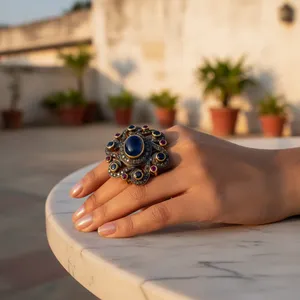 Anillo de Zafiro y Rubí con Diseño Floral y Baño de Oro Oxidado para Mujer, Joyería Moderna y Elegante con Incrustaciones de Acero Inoxidable - Product Image 3