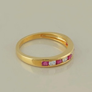 Anillo de boda con diamante cultivado en laboratorio de corte redondo, elaborado con baño de rodio de alta calidad que ofrece un brillo brillante y una larga duración. - Product Image 2
