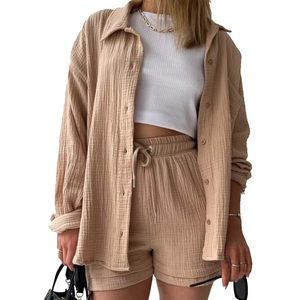 Conjunto de pantalones cortos y camisa Beige brillante arrugada de ajuste Regular informal personalizado de alta calidad Conjunto de pantalones cortos de 2 piezas de color sólido para mujer - Product Image 4