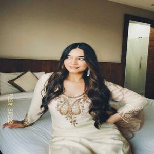 Conjunto de Kurti, Pantalón y Dupatta de Seda Romana Pesada VASTRA COTTAGE con Bordado de Lentejuelas, Dupatta de Seda Organza, Conjunto de Diseñador para Fiestas - Product Image 3