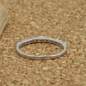 แหวนเพชรเลี้ยงในห้องปฏิบัติการทรงบาแก็ตต์ เงินแท้ 925 ระดับความสะอาด VVS2 รับรองโดย IGI เครื่องประดับหรูหราสง่างามสำหรับผู้หญิง - Product Image 4