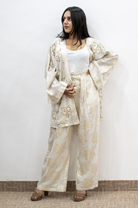Ensemble de vêtements de détente mi-long en blanc et or avec motif floral, taille naturelle, cardigan kimono brodé et pantalon assorti - Product Image 2