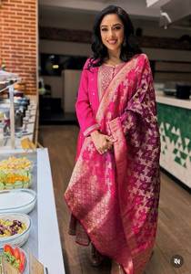 Meilleure qualité traditionnelle Chinon soie lourde séquence broderie robe de travail et beurre fond de soie et Satin soie impression numérique Dupatta - Product Image 2