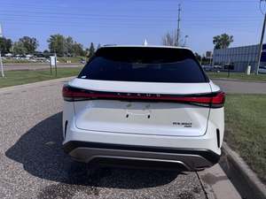 Lexus RX 350 Premium AWD 2023 neuf/d'occasion, blanc nacré, SUV/crossover, boîte automatique 8 vitesses, 275 ch, 2.4L I4 - Product Image 4