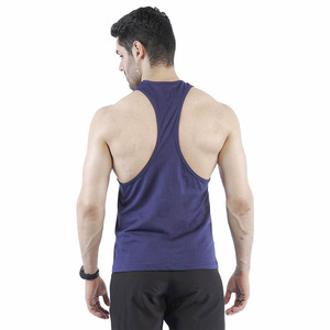 Camiseta sin mangas de fitness personalizada para hombre con cuello cuadrado y decoración de insignia al por mayor a bajo precio - Product Image 1