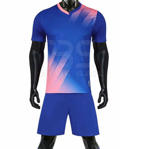 Kit d'uniformes de football pour hommes, vêtements de sport de sublimation personnalisés avec logo personnalisé unisexe - Product Image 1