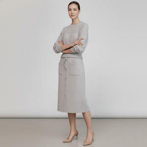 Ensemble sweat-shirt personnalisé avec jupe pour femme - Product Image 4