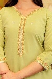Ensemble Kurti, Bas et Dupatta pour femmes ou filles, avec un magnifique design de col, des couleurs vives et un style chic, idéal pour la routine quotidienne et les fêtes de bureau. - Product Image 2