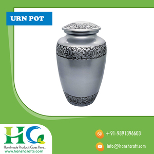Urna Funeraria Blanca con Diseño Floral |   Urna Conmemorativa de Latón Hecha a Mano para Cenizas Humanas, Recuerdo Funerario para Adultos - Product Image 4