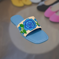 Chaussons brodés faits main modernes et perlés rouges personnalisables – Chaussures confortables à enfiler pour tenue décontractée ou de soirée – Inde