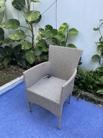 Ensemble de meubles de jardin et de cuisine d'extérieur modernes avec 1 table et 4 chaises empilables en osier, durables et imperméables, fabriqués au Vietnam
