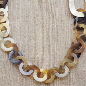 Collar con colgante de cuerno hecho a mano, joyería tribal con cuentas de hueso natural, gargantilla de cordón de cuero bohemio para hombres y mujeres - Product Image 1